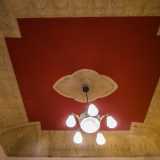 ...circondata da una cornice color ocra in cui si susseguono foglie di papiro e boccioli di loto